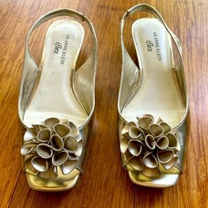 Anne Klein Iflex shoes size 6.5m in gold! Maybe worn once if at all.